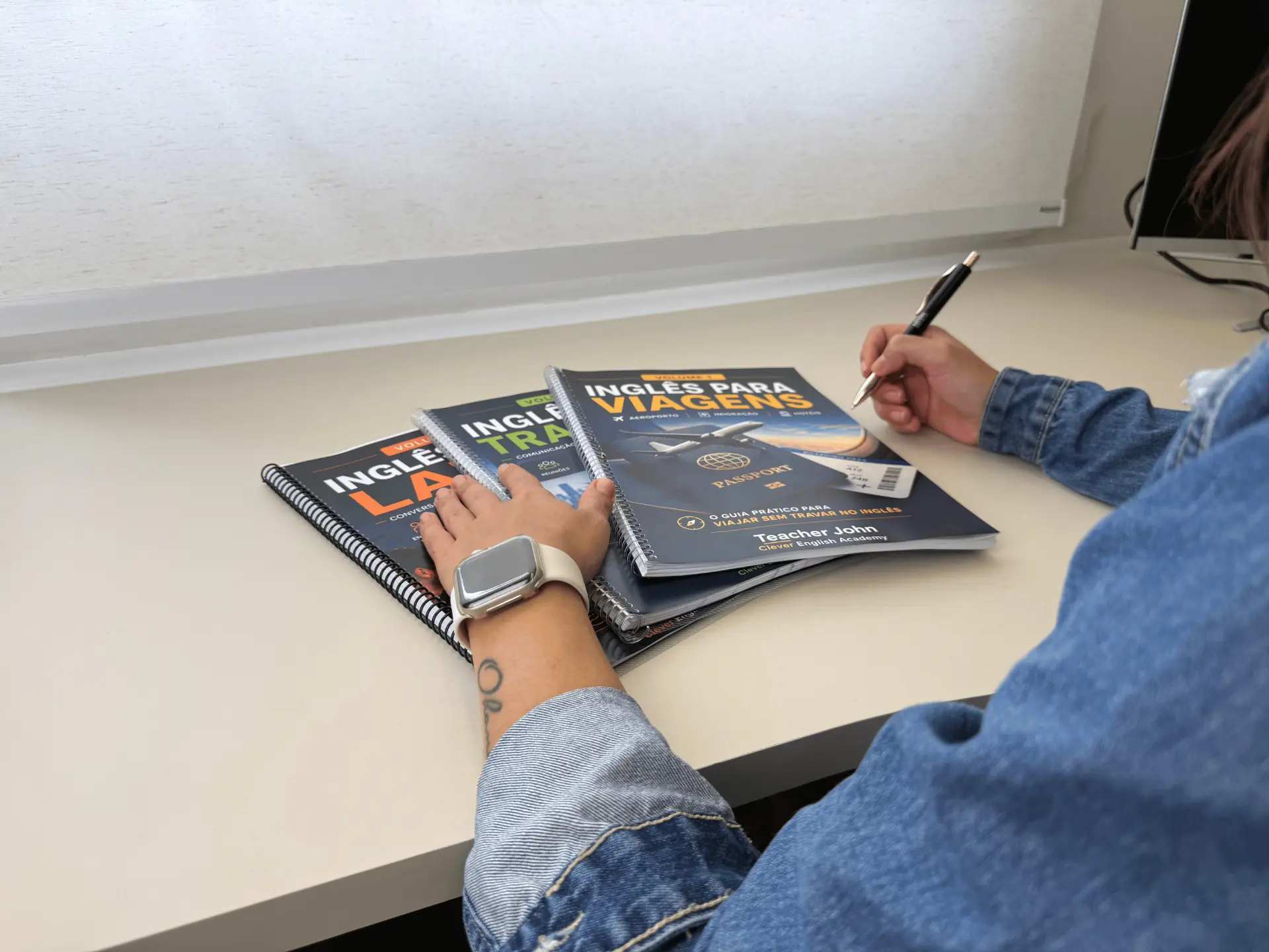 Volumes da Trilogia de Inglês abertos sobre a mesa