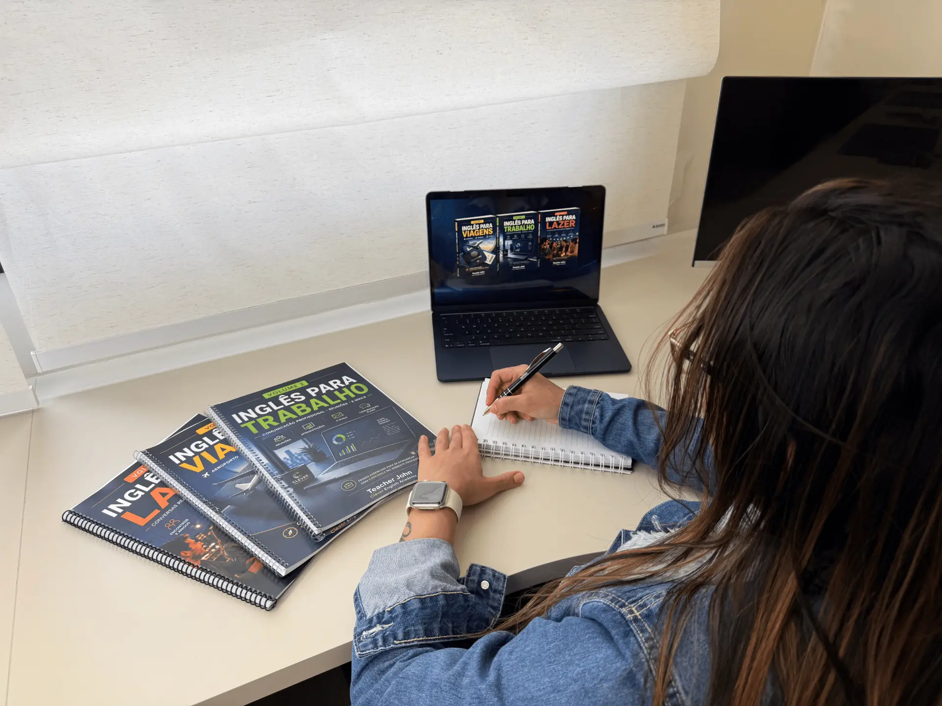 Aluna estudando com os três volumes da Trilogia de Inglês